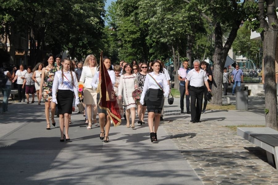 В Царево първолаци се наредиха до абитуриенти