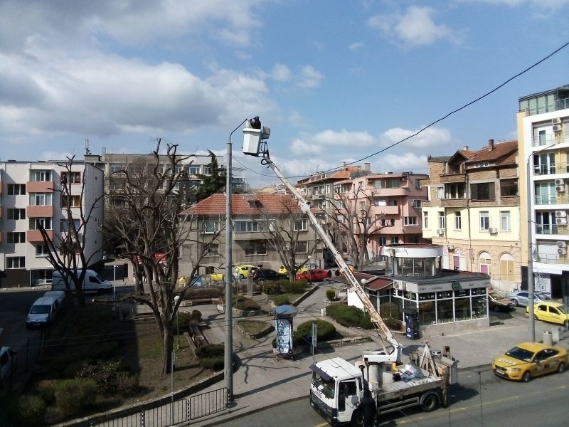 Подменят осветлението по булевардите „Мария Луиза“ и „Булаир“