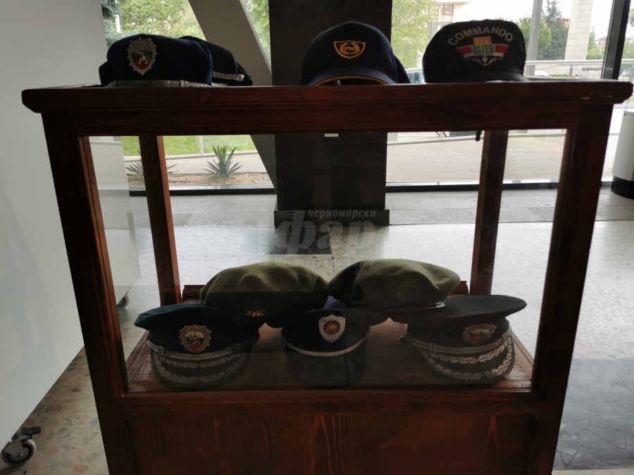 Над 100 полицейски шапки и униформи показват в Бургас