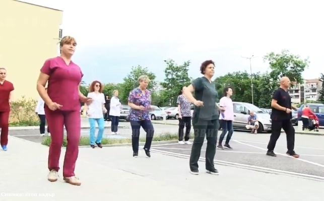 Бургаски медици танцуват Jerusalema Challenge /ВИДЕО/