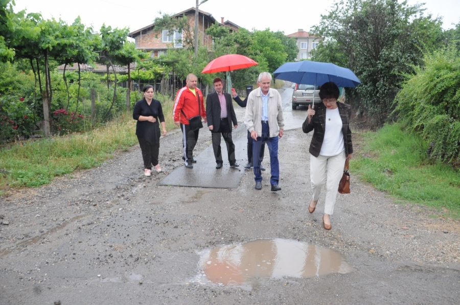  От разбити и кални  улици се оплакват жители на Българово