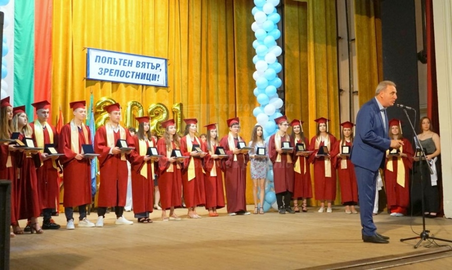  Айтос изпрати още един випуск с тържествена церемония за дипломирането
