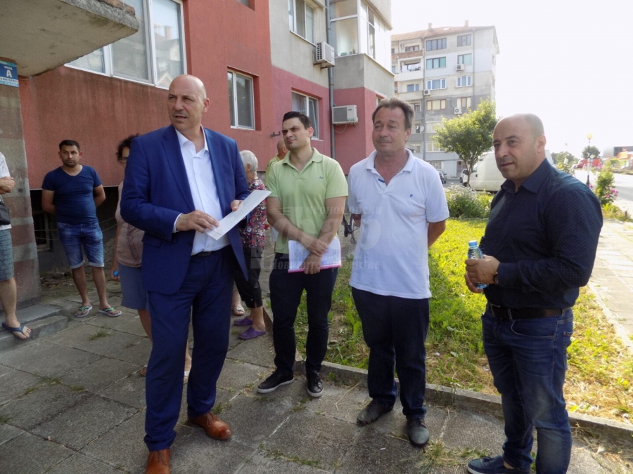 Санират два жилищни блока и ОУ “Христо Ботев” в  Поморие