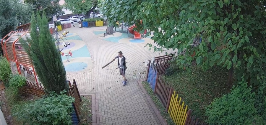 Пореден хулиган в Бургас, който троши по детски площадки (ВИДЕО)