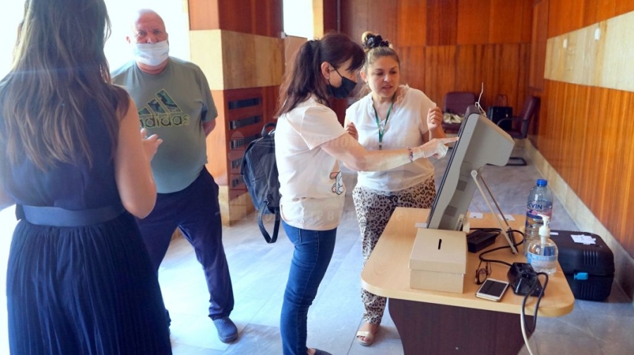 В Айтос !Очаквано висок интерес към тестово гласуване с машина 