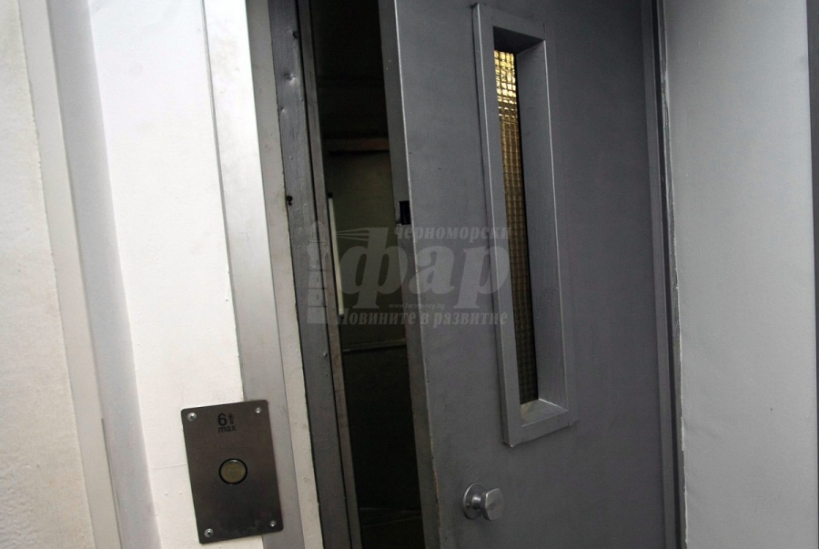 Младеж почина в заседнал асансьор на общежитие