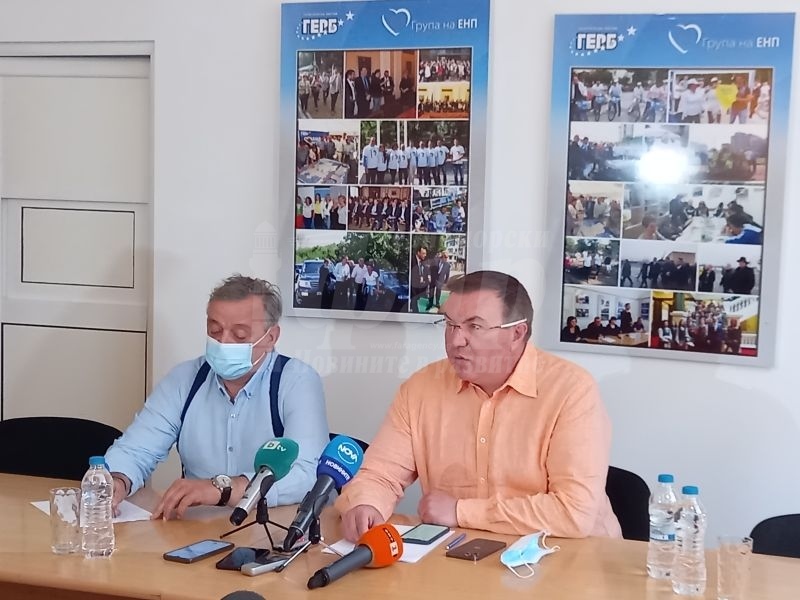 Професорите Ангелов и Кантарджиев на спешен  брифинг в Бургас:Това правителство се провали в здравната политика и ваксинацията