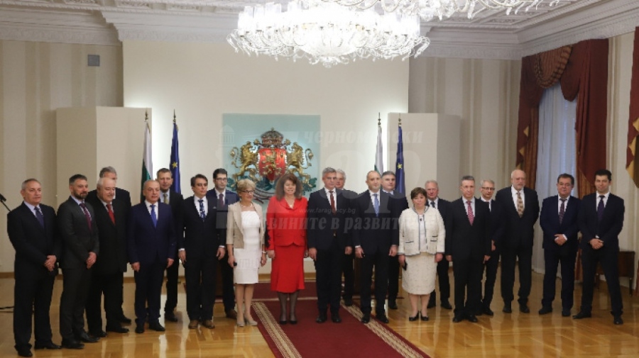 „Галъп”: Българите одобряват служебния кабинет и президента Румен Радев