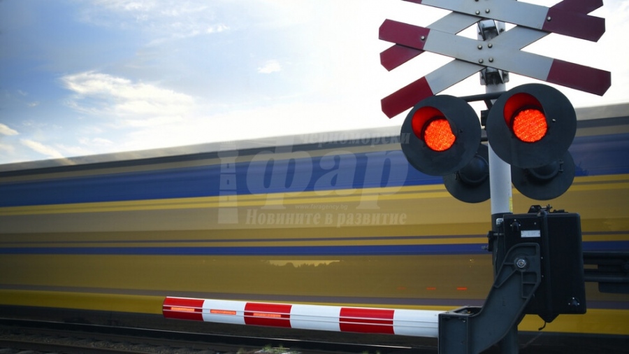 Бързият влак Бургас-София помете автомобил на прелез, има загинал