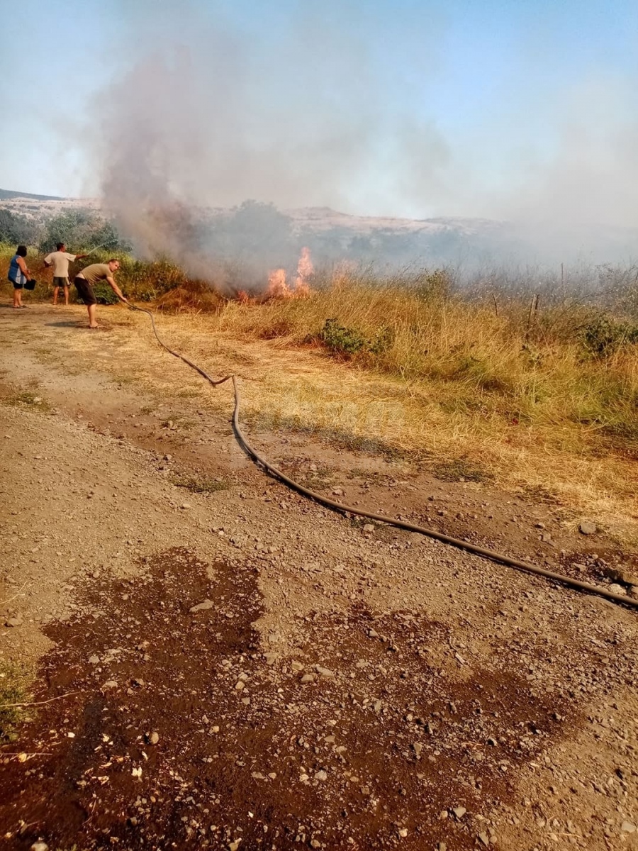 Потушиха пожар край Айтос, горяха храсти и треви 