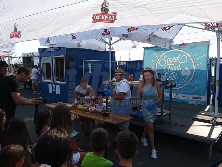 Street Food & Art Fest Бургас 2021 - събра артисти, кулинари и музинти на една сцена