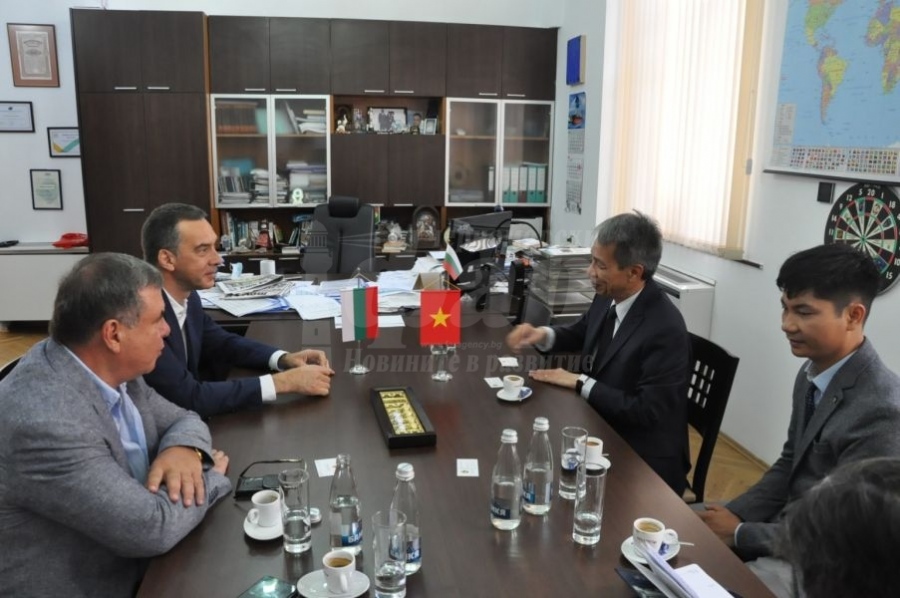  Посланикът на Виетнам търси сътрудничество с Бургас