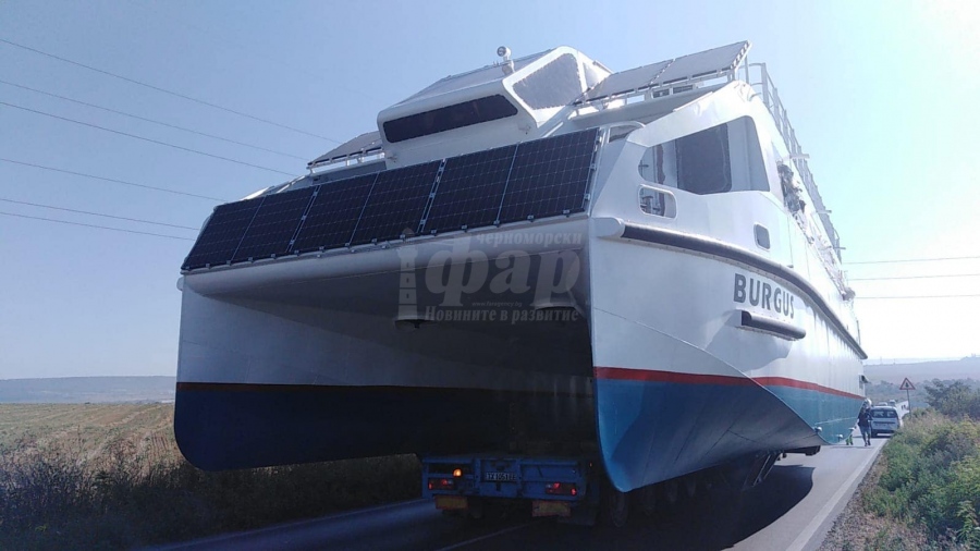 Новият туристически кораб на Бургас все още е във Варна за тестове