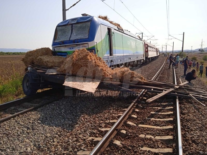 Пътници от влака за София изчакват разчистването на релсите край Карнобат
