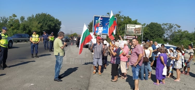 Жители на Димчево протестираха край „Пода“ заради мътна вода 