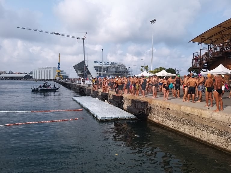 Започна плувният маратон „Порт-Бургас“