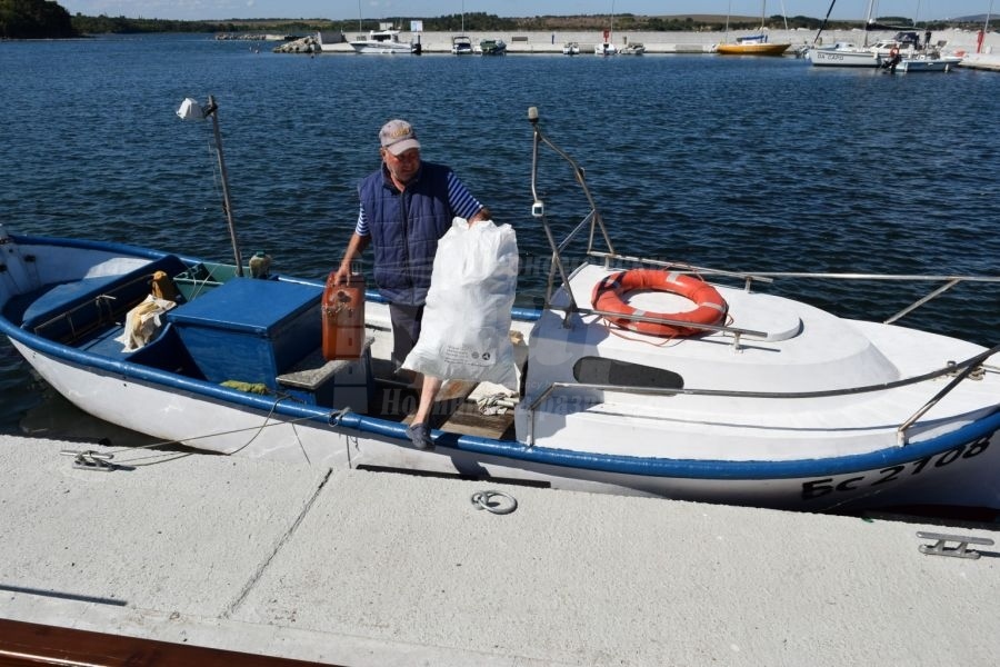 Килограми пластмасови отпадъци уловиха рибари край Ченгене скеле
