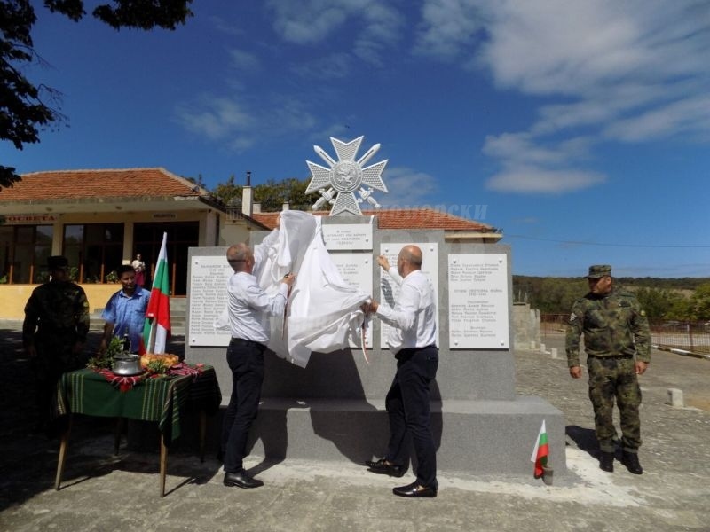 Паметник на загиналите във войните бе открит в поморийското село Козичино