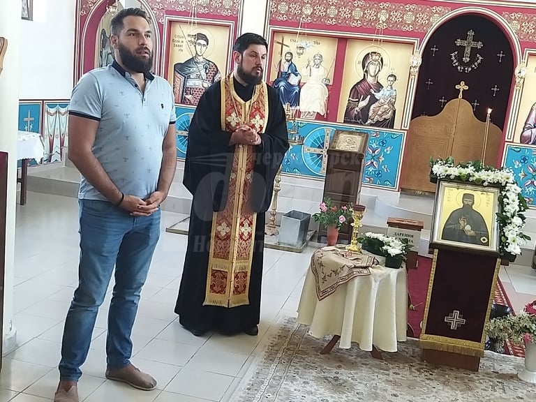  Посрещнаха с празнична литургия иконата с мощите на великия св. Ефрем – Светкавицата в кв. Банево.