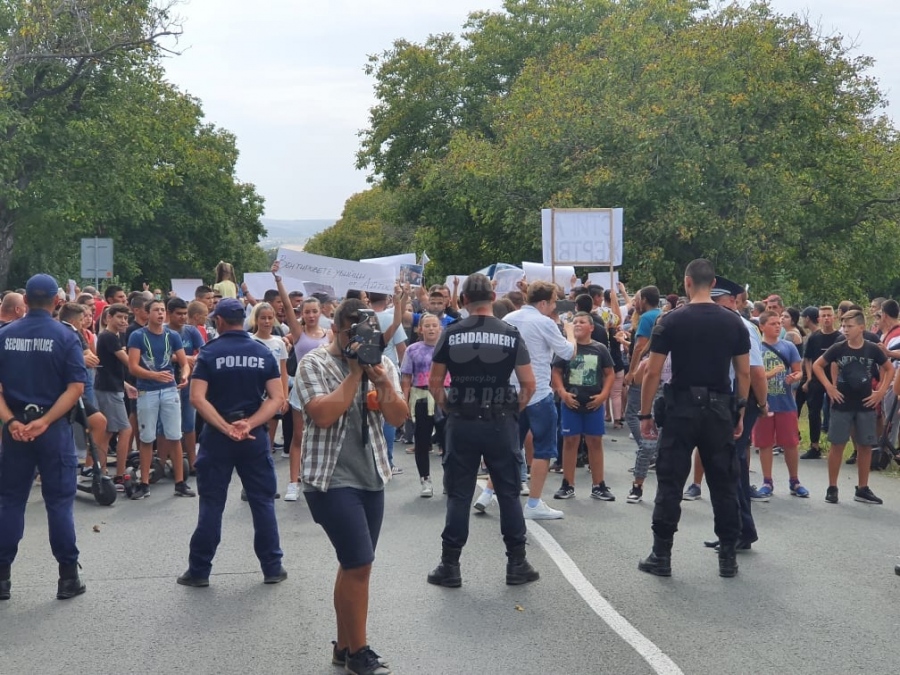  Напрежение на протеста в  Айтос, хиляди излязоха на бунт срещу камионите 