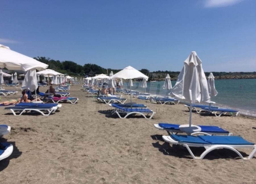 Плажът в Сарафово  това лято: Бум  на български, руски и румънски почиващи