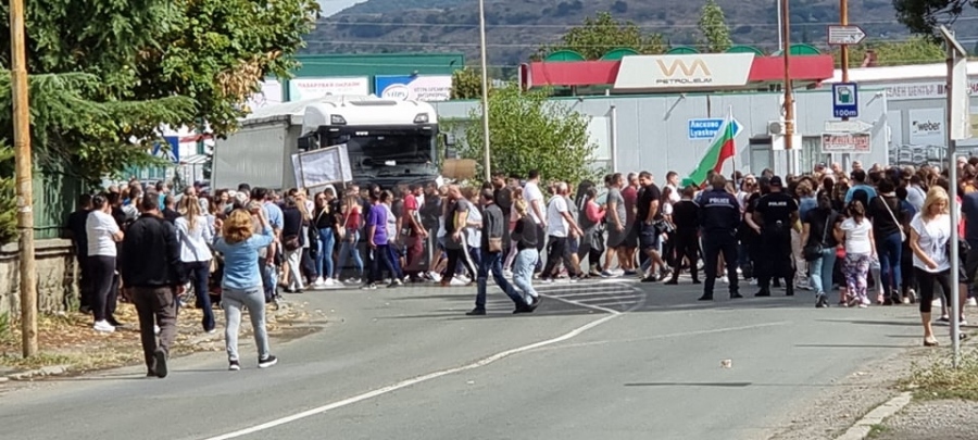 В Айтос протестът продължава: Жива верига пред камионите днес