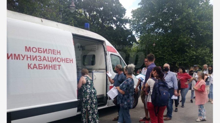 Антиваксъри щурмуваха медицински пункт във Варна