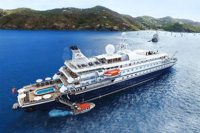 Мега-яхтата „SeaDream II” акостира в Бургас