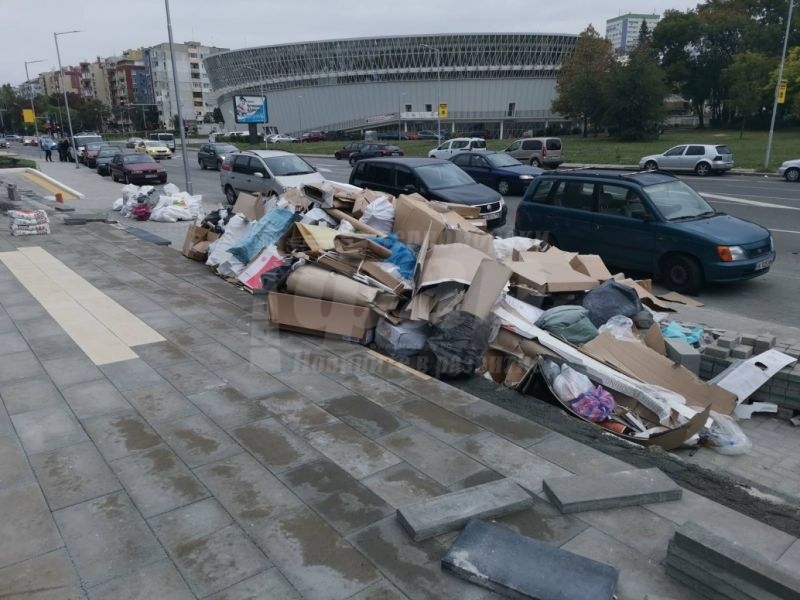 Засипаха тротоар с боклуци, превърнаха го в кочина 