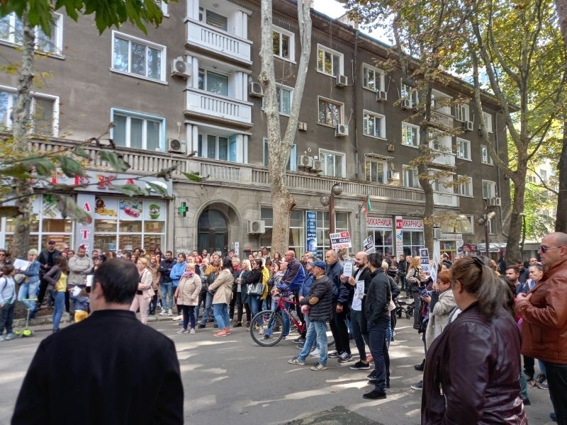 Антиваксъри подлудиха трафика в центъра на Бургас 