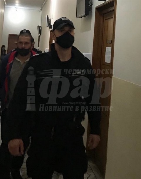 Подпалвачът на централно заведение в Бургас остава в ареста