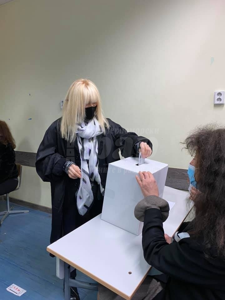  Лили Иванова гласува