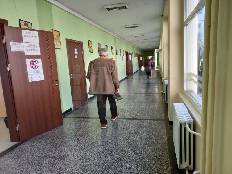   В 16 часа в Бургаско: 25,75%  са отишли до урните, най-много в Несебър- 42 %