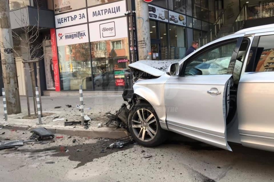 Младежи забиха Тойотата си в ел. табло, отърваха се с охлузвания