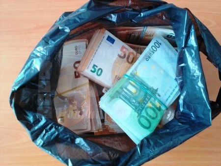 Митнически служители на МП Малко Търново откриха недекларирана валута 