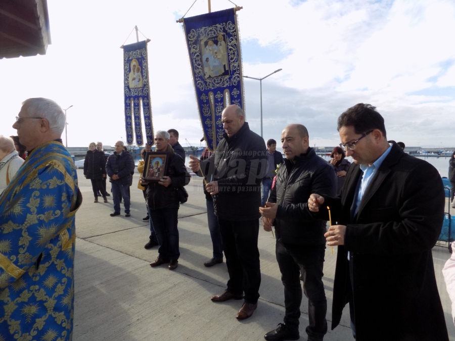 Традицията повелява: Литийно шествие и осветен рибен курбан в Поморие и Ахелой 
