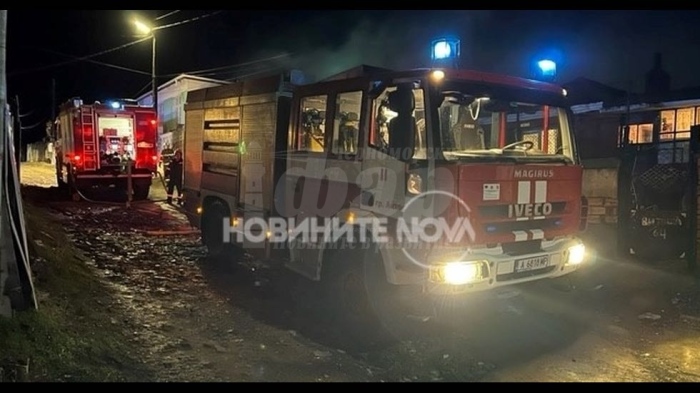 Пожар в основно училище в Карнобат (СНИМКИ)