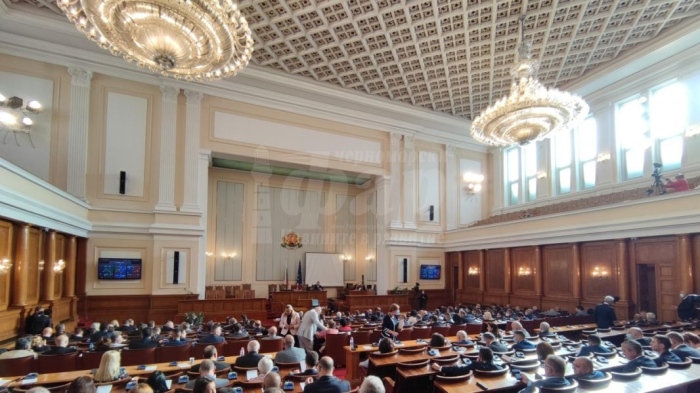Депутатите се събират извънредно, за да гласуват новата власт на страната