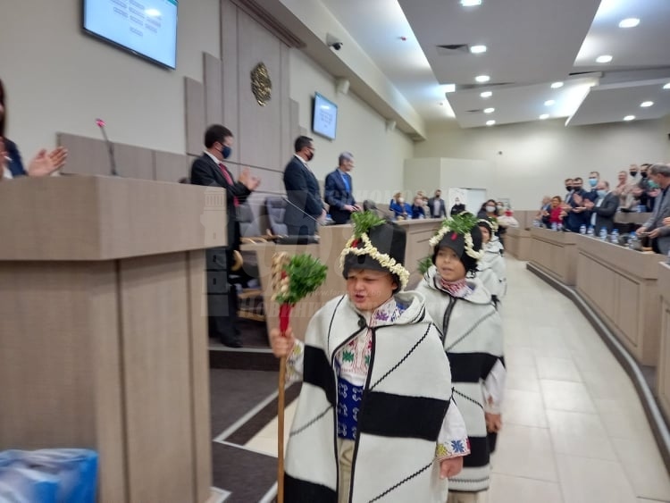 Коледарчета нарекоха за здраве в Общински съвет – Бургас