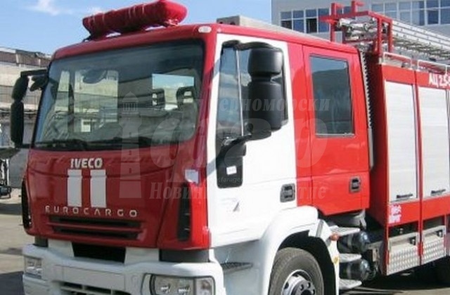 Пламна товарен автомобил в складова база в Бургас