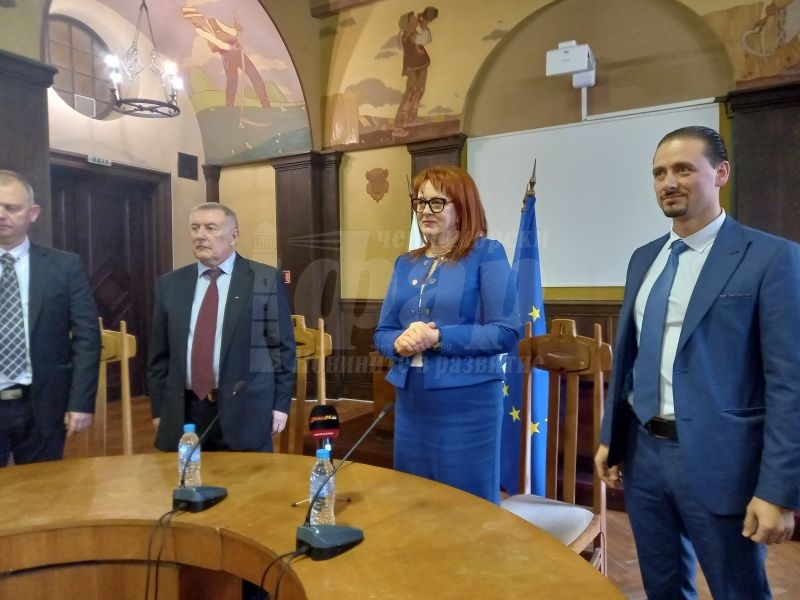С аплодисменти изпратиха проф. Мария Нейкова от Областна управа