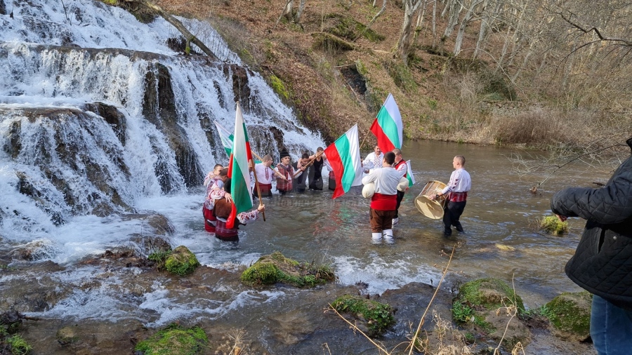 Мъжко хоро във водите на водопада Докузак/СНИМКИ/