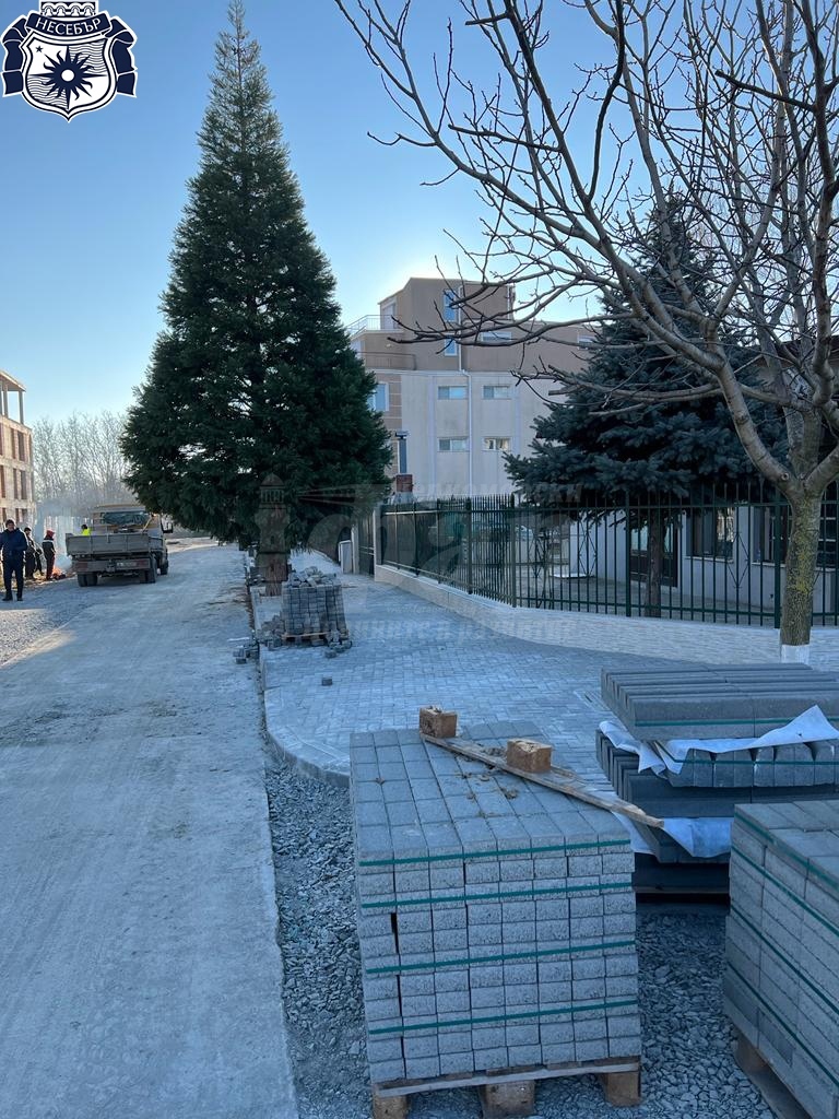  Продължава изграждането на тротоари в несебърския комплекс „Черно море“