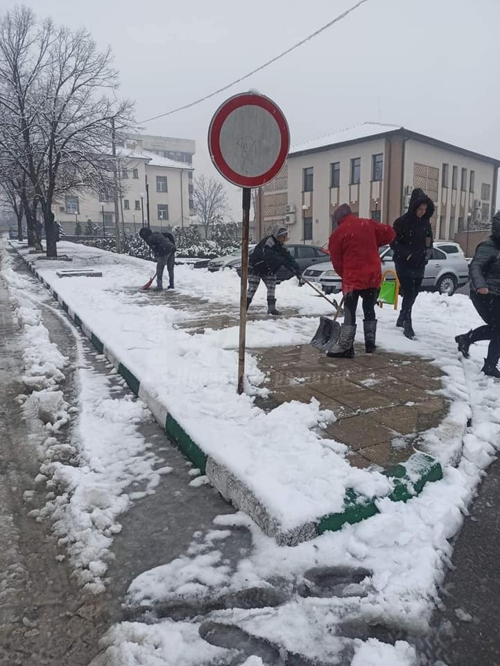  В Средец започнаха да почистват тротоарите от снега