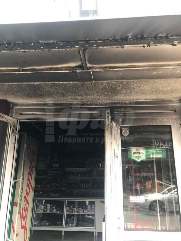 Пожар в хранителен магазин на „Фердинандова“ (СНИМКИ)