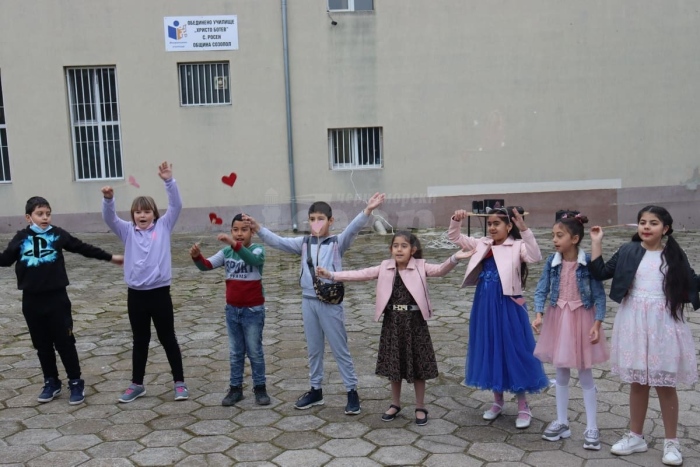 Ученици в село Росен изненадаха жените, които тръгват на работа    /СНИМКИ/