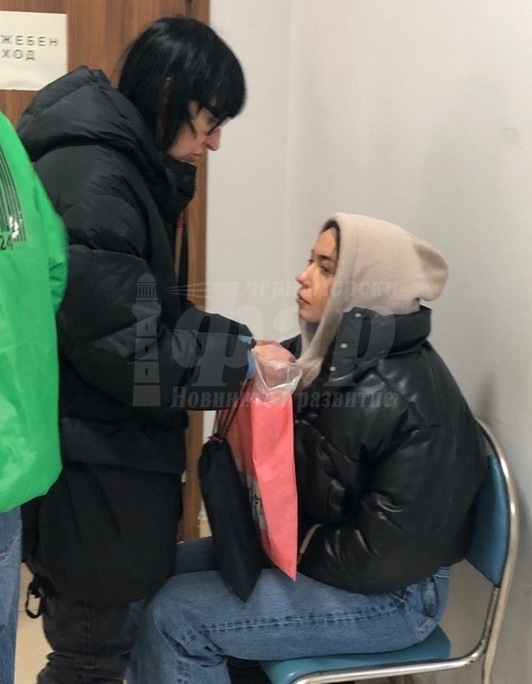 Украинска девойка припадна пред Пето РУ-Бургас (СНИМКИ)