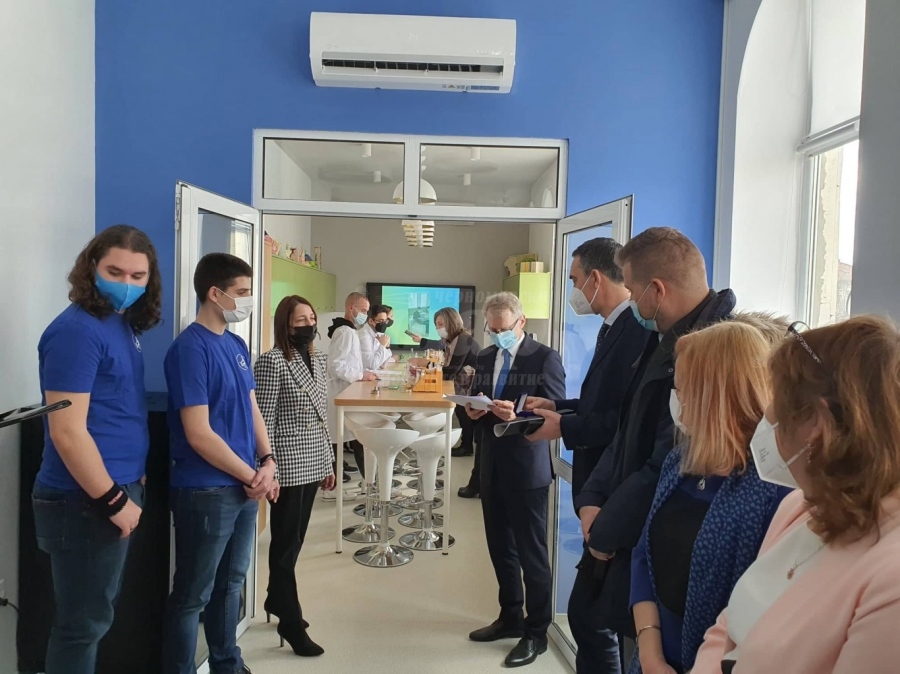 Mинистър Денков и кметът Николов откриха иновативен STEM център в Природоматематическата гимназия 