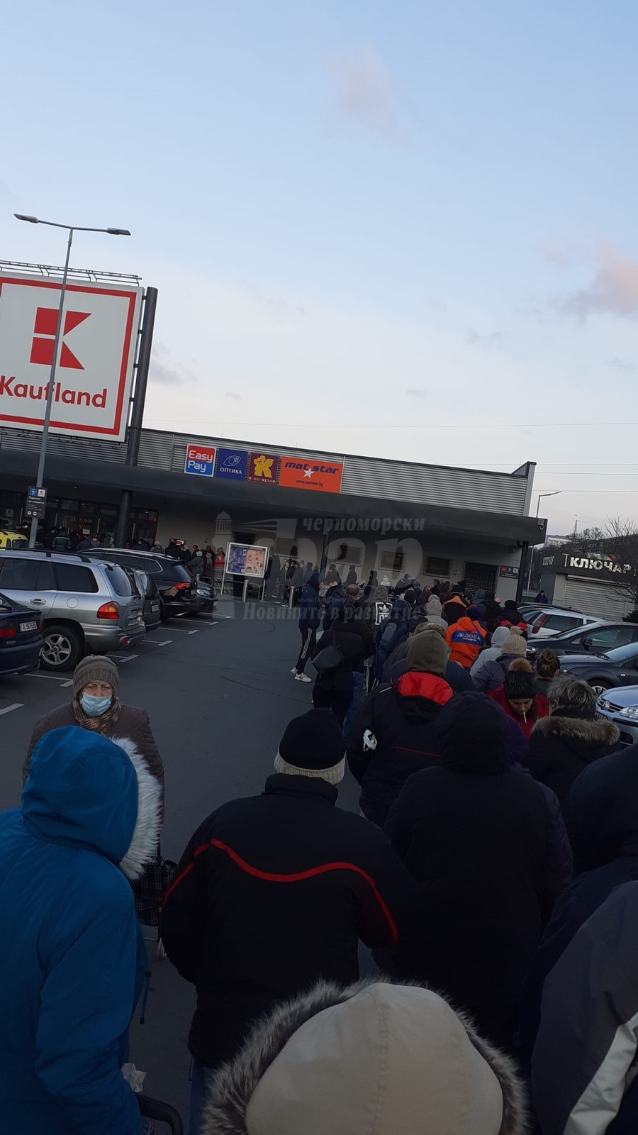 Огромни опашки за олио пред големите вериги магазини в Бургас