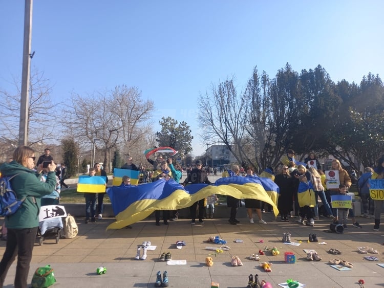 Подредиха играчки в памет на загиналите в Украйна деца /СНИМКИ/